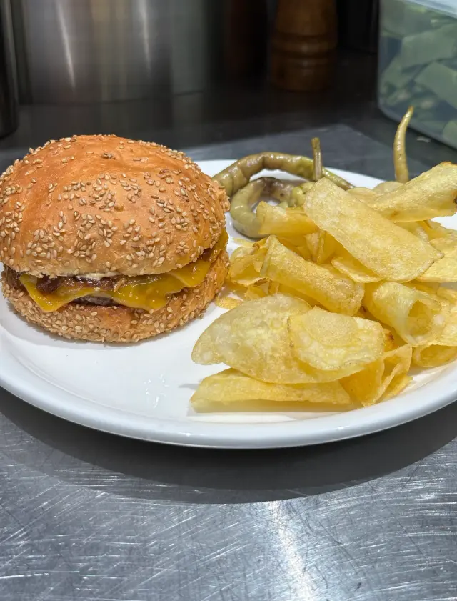 Belly's Burger w/ chips + pickles